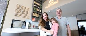 Café Franz am Alten Markt Potsdam. Neue Gastronomie am Alten Markt. Das Café ist das erste Lokal im neuen Block III. Inhaberin (Vanessa Franz mit Tochter Malia) und ihr Schwiegervater Christian Schild.
