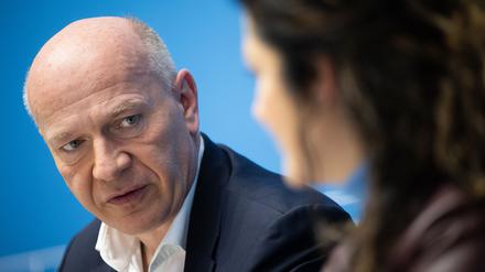 Regierungschef Kai Wegner (CDU) ist nicht begeistert vom Vorgehen von Senatorin Cansel Kiziltepe (SPD) in Sachen Ausbildungsplatzumlage. (Archivbild) 