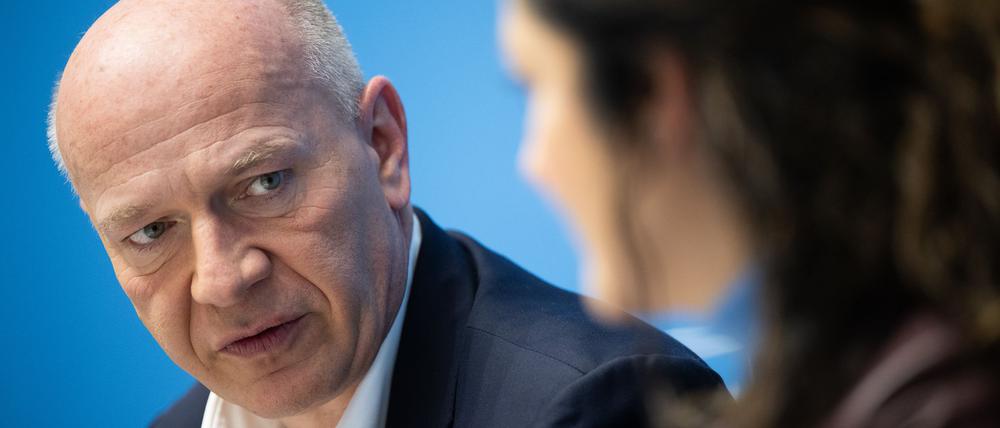 Regierungschef Kai Wegner (CDU) ist nicht begeistert vom Vorgehen von Senatorin Cansel Kiziltepe (SPD) in Sachen Ausbildungsplatzumlage. (Archivbild)