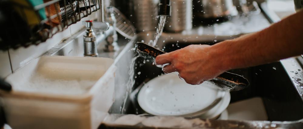 Harte Arbeit - für wie viel Geld? Abwasch ist in der Gastronomie auch Handarbeit.