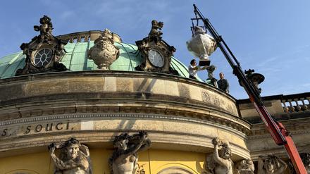 Zinkgussvasen kehren auf die Attika des Schlosses Sanssouci in Potsdam zurück.