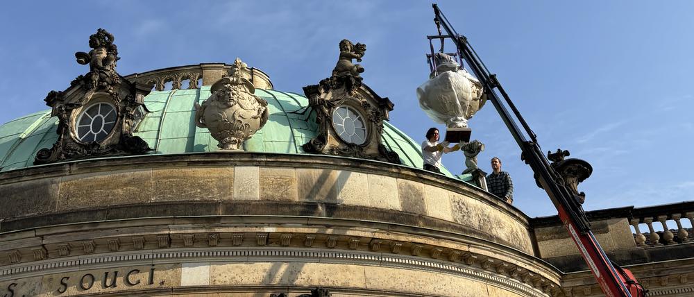 Zinkgussvasen kehren auf die Attika des Schlosses Sanssouci in Potsdam zurück.