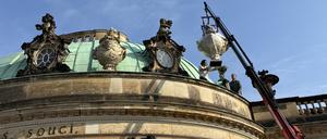 Zinkgussvasen kehren auf die Attika des Schlosses Sanssouci in Potsdam zurück.