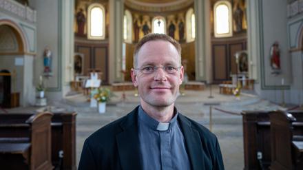 Pfarrer Arnd Franke steht in der Katholischen Probsteikirche St. Peter und Paul in Potsdam