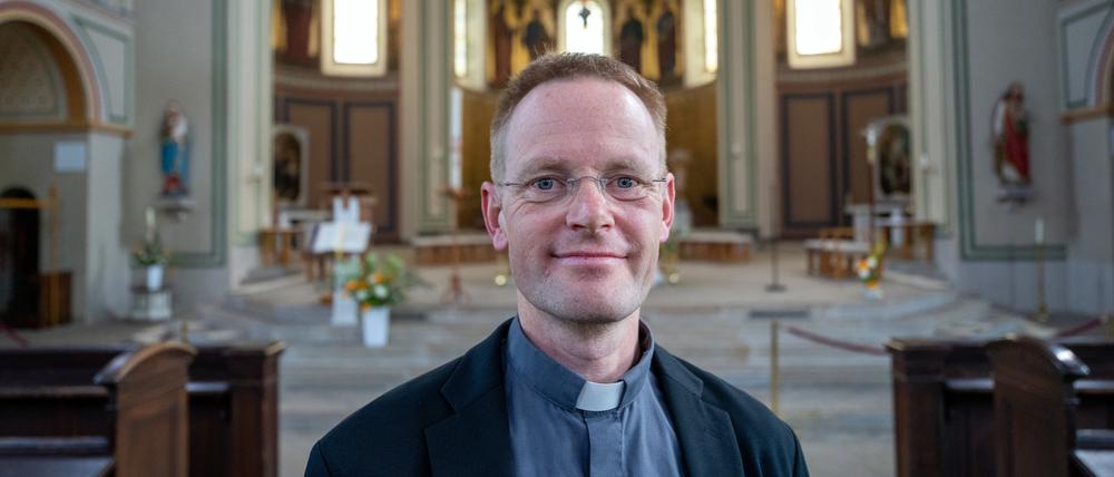 Pfarrer Arnd Franke steht in der Katholischen Probsteikirche St. Peter und Paul in Potsdam
