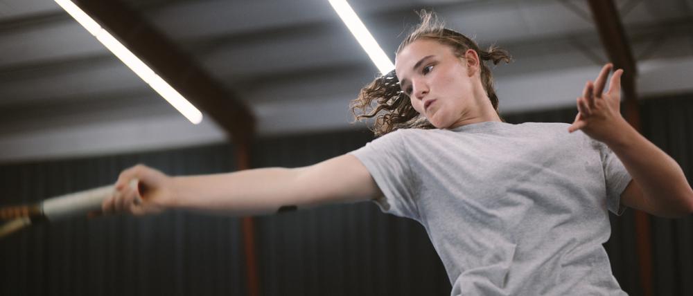Julie (Tessa Van den Broeck) fehlen die Worte, um die Missbrauchsvorwürfe gegen ihren Coach zu entkräften.