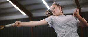 Julie (Tessa Van den Broeck) fehlen die Worte, um die Missbrauchsvorwürfe gegen ihren Coach zu entkräften.