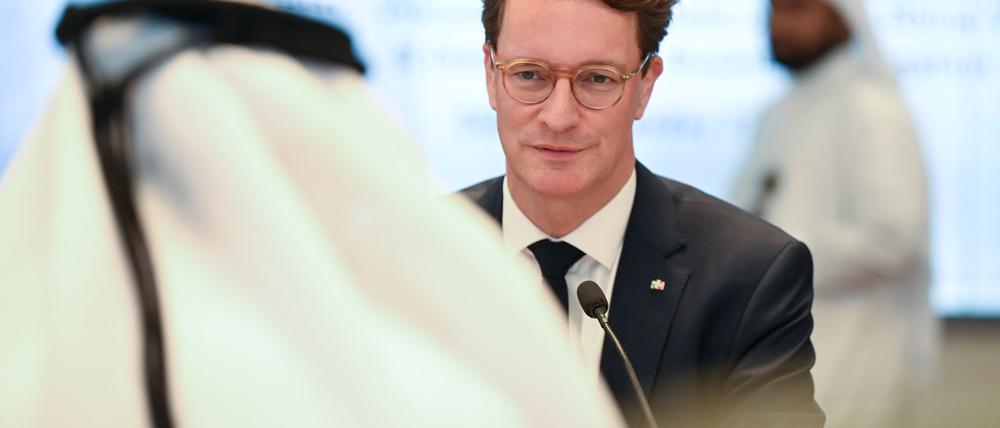 Hendrik Wüst sucht das Gespräch mit katarischen Geschäftsleuten, wie hier in einem Raum der Handelskammer Katars.