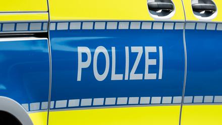 Der Schriftzug «POLIZEI» ist auf einem Einsatzfahrzeug zu sehen. (Symbolbild)