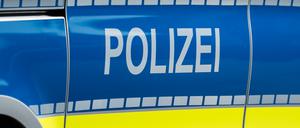 Der Schriftzug «POLIZEI» ist auf einem Einsatzfahrzeug zu sehen. (Symbolbild)