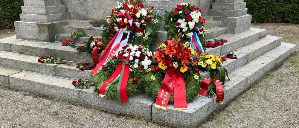 Kränze der russischen Botschaft, der Botschaften Kirgisistan und Belarus, vom Ministerpräsidenten Brandenburgs, vom BSW Brandenburg und dem Verein ISOR "ehemaliger Angehöriger bewaffneter Organe (Staatssicherheit) und der Zollverwaltung der DDR" sind anlässlich des 80. Jahrestag zum Ende des zweiten Weltkriegs am Ehrenfriedhof Bassinplatz niedergelegt worden. 