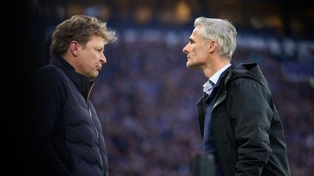 Schalkes Sportdirektor Youri Mulder (l) mit dem künftigen Ex-Trainer Kees van Wonderen.