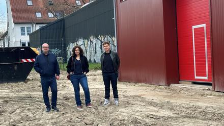 Auf der Baustelle: Gerold Miller, Nevin Aladağ und Daniel Knorr.