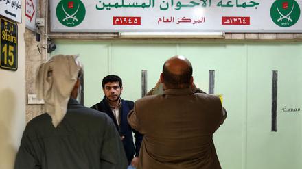 Jordanier kontrollieren den Haupteingang des Büros der Muslimbruderschaft in Amman, das mit Wachs versiegelt wurde.
