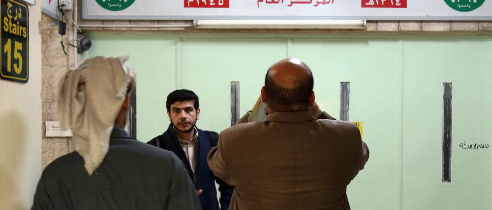 Jordanier kontrollieren den Haupteingang des Büros der Muslimbruderschaft in Amman, das mit Wachs versiegelt wurde.