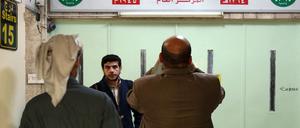 Jordanier kontrollieren den Haupteingang des Büros der Muslimbruderschaft in Amman, das mit Wachs versiegelt wurde.