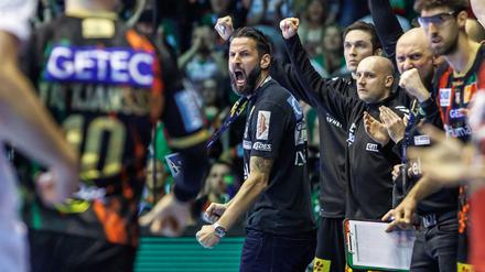 Magdeburgs Trainer Bennet Wiegert (M) gewohnt emotional an der Seitenlinie