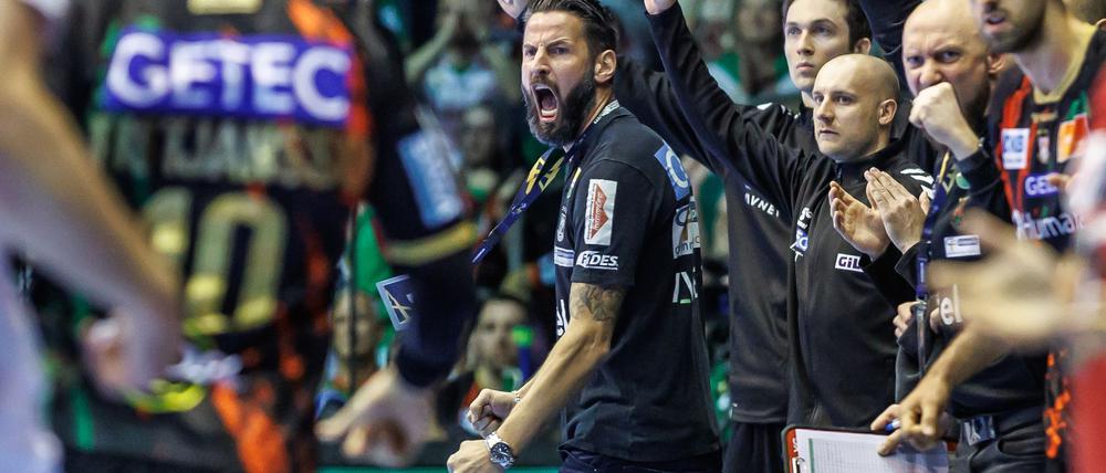 Magdeburgs Trainer Bennet Wiegert (M) gewohnt emotional an der Seitenlinie