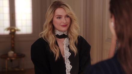 Camille Razat als Camille in der Serie „Emily in Paris“.