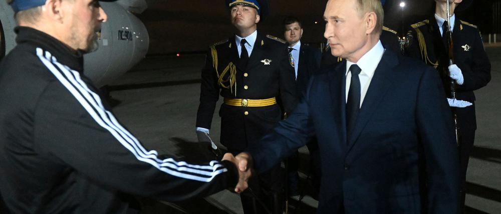 Im vergangenen Sommer kam der mutmaßliche russische Geheimagent, Wadim Krassikow, bei einem Gefangenenaustausch frei und wurde bei der Ankunft von Präsident Wladimir Putin begrüßt. (Archivfoto)