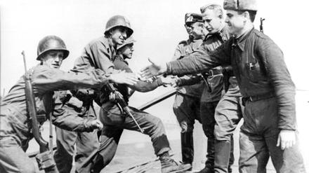Dieses Foto vom Handschlag amerikanischer und sowjetischer Soldaten in Torgau am 25. April 1945 ging um die Welt. (Archivbild)