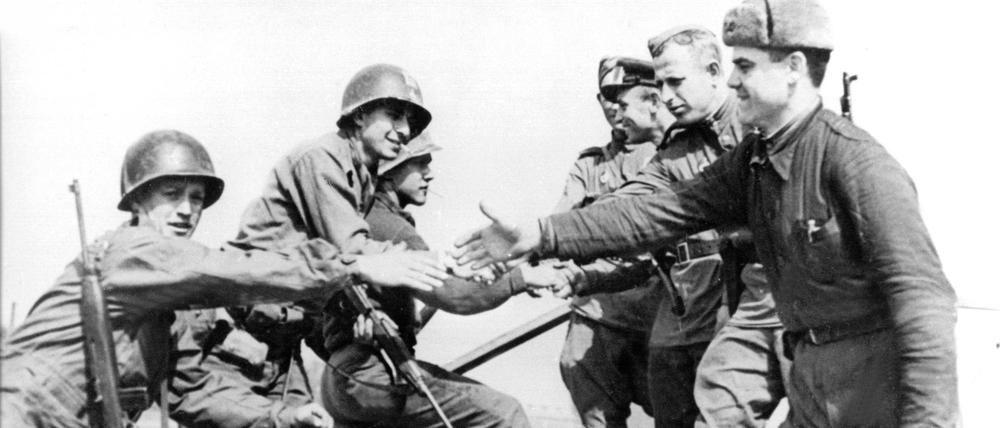 Dieses Foto vom Handschlag amerikanischer und sowjetischer Soldaten in Torgau am 25. April 1945 ging um die Welt. (Archivbild)
