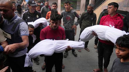 Bei einem israelischen Angriff in der Stadt Gaza hat es laut dem von der Hamas kontrollierten Zivilschutz mindestens 13 Tote gegeben.