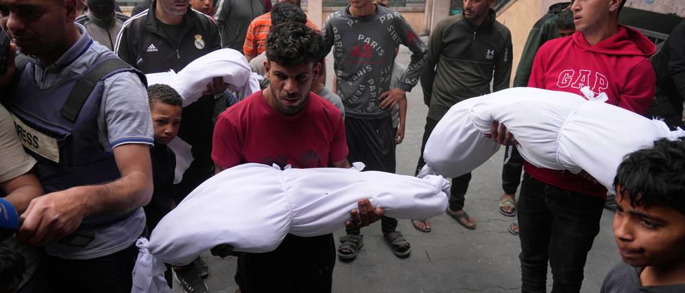 Bei einem israelischen Angriff in der Stadt Gaza hat es laut dem von der Hamas kontrollierten Zivilschutz mindestens 13 Tote gegeben.