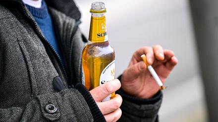 Riskanter Alkohol- und Nikotinkonsum führt zu hohen Todes- und Erkrankungszahlen. (Symbolbild)