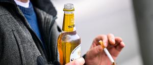 Riskanter Alkohol- und Nikotinkonsum führt zu hohen Todes- und Erkrankungszahlen. (Symbolbild)