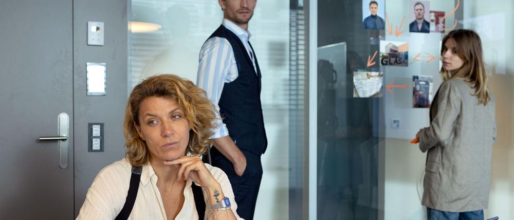 Mit der Hilfe der IT-Spezialistin Judith arbeiten sich die Ermittler in die alten Akten ein.