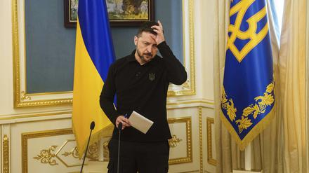 Der ukrainische Präsident Wolodymyr Selenskyj reagiert während einer Pressekonferenz.