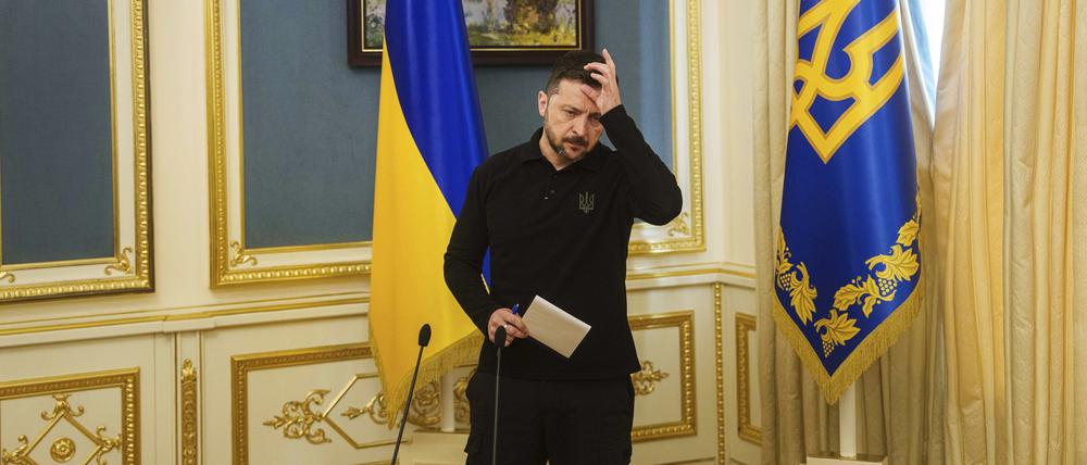 Der ukrainische Präsident Wolodymyr Selenskyj reagiert während einer Pressekonferenz. 
