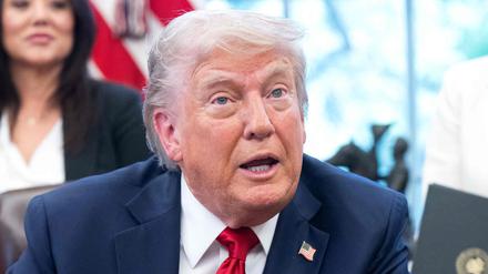 US-Präsident Donald Trump spricht zu den Medien, nachdem er im Oval Office Durchführungsverordnungen in Bezug auf Hochschuleinrichtungen unterzeichnet hat (Symbolbild).