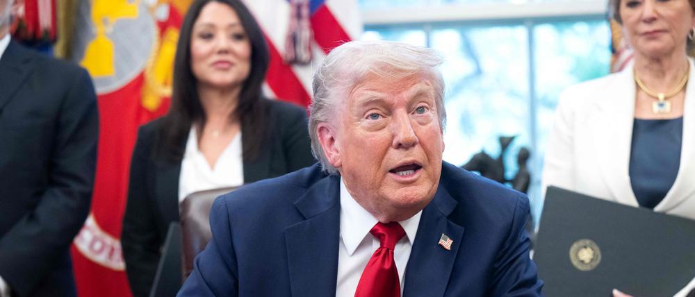 US-Präsident Donald Trump spricht zu den Medien, nachdem er im Oval Office Durchführungsverordnungen in Bezug auf Hochschuleinrichtungen unterzeichnet hat (Symbolbild).