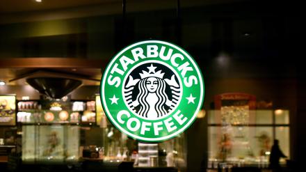 Logo der Kaffee-Kette Starbucks an einer Filiale in Potsdam