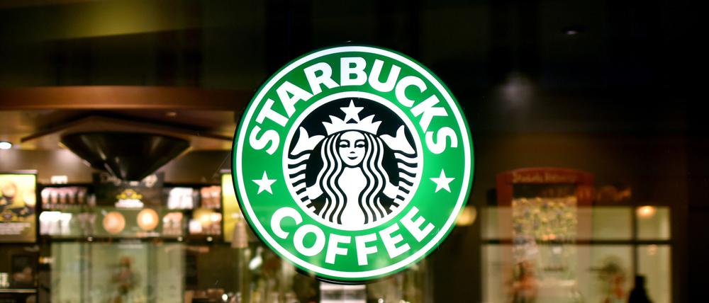 Logo der Kaffee-Kette Starbucks an einer Filiale in Potsdam