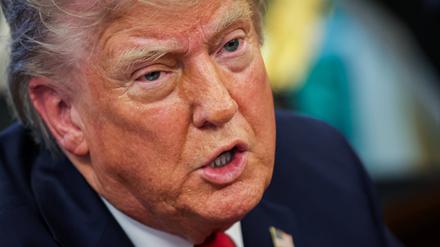 US-Präsident Donald Trump im Oval Office. Er spricht von täglichem Kontakt mit China – dort weist man diese Darstellung zurück.