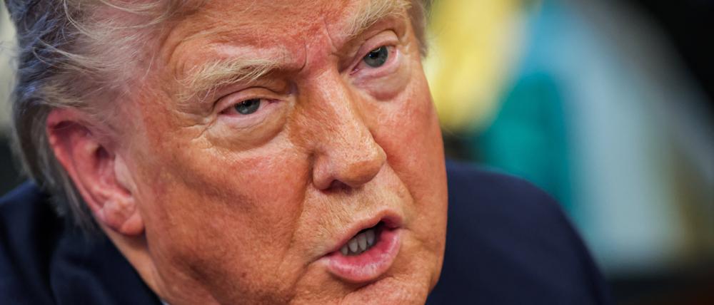 US-Präsident Donald Trump im Oval Office. Er spricht von täglichem Kontakt mit China – dort weist man diese Darstellung zurück.