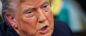 US-Präsident Donald Trump im Oval Office. Er spricht von täglichem Kontakt mit China – dort weist man diese Darstellung zurück.