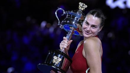 Aryna Sabalenka hält nach ihrem Sieg bei den Australian Open im Januar 2024 den Daphne Akhurst Memorial Cup in der Hand. 