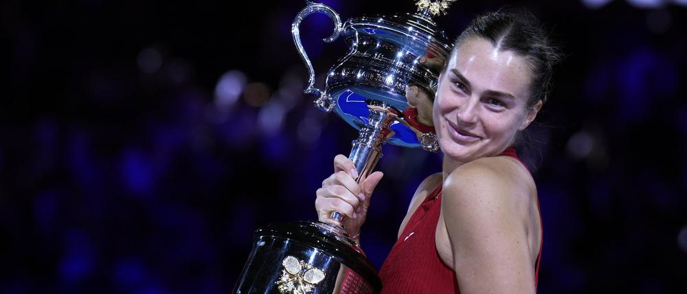 Aryna Sabalenka hält nach ihrem Sieg bei den Australian Open im Januar 2024 den Daphne Akhurst Memorial Cup in der Hand.