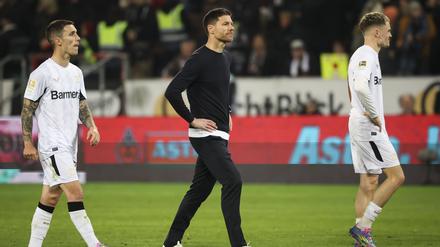 Alejandro Grimaldo, Trainer Xabi Alonso und Florian Wirtz könnten Leverkusen in diesem Sommer verlassen.