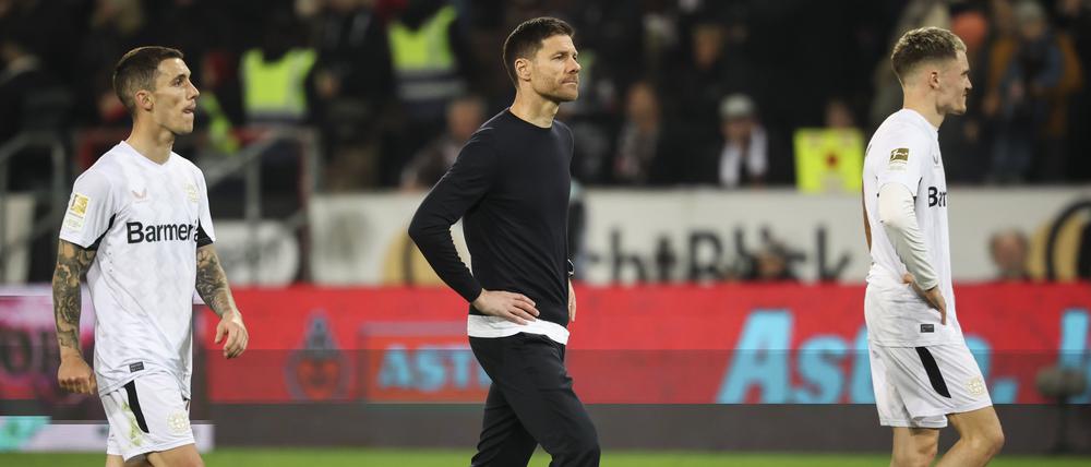 Alejandro Grimaldo, Trainer Xabi Alonso und Florian Wirtz könnten Leverkusen in diesem Sommer verlassen.