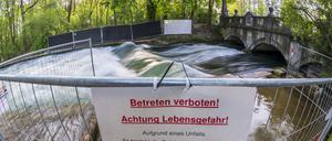 Ein Schild mit der Aufschrift Betreten verboten! Achtung Lebensgefahr! Hängt an einer Absperrung vor der künstlichen Welle am Eisbach.