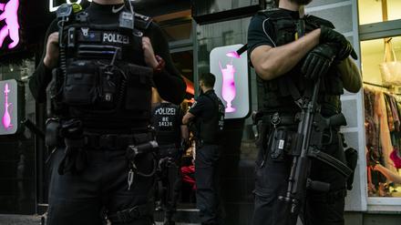 Polizeibeamte stehen bei einer großen Kontrollaktion in Neukölln vor einem gastronomischen Betrieb. (Symbolbild)