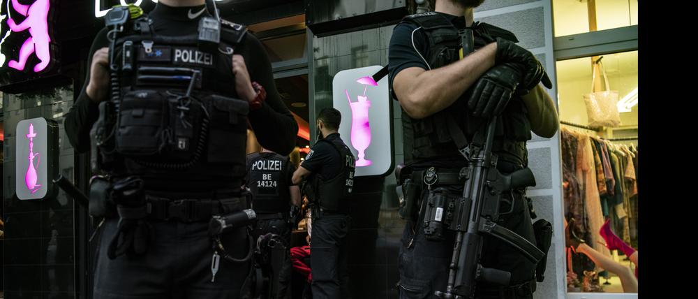 Polizeibeamte stehen bei einer großen Kontrollaktion in Neukölln vor einem gastronomischen Betrieb. (Symbolbild)