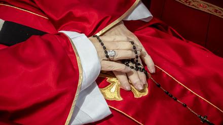 Noch liegt der tote Papst im offenen Sarg im Petersdom.