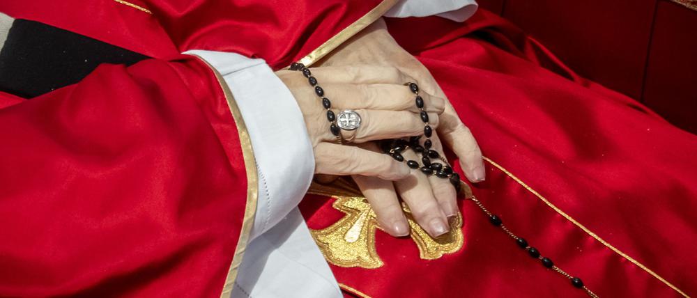 Noch liegt der tote Papst im offenen Sarg im Petersdom.