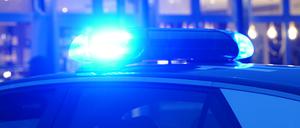 Ein Streifenwagen der Polizei steht mit eingeschaltetem Blaulicht an einem Einsatzort. Symbolbild.